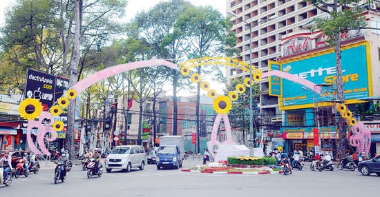 A flower entrance on February 3 Street, HCMC (Photo: SGGP)